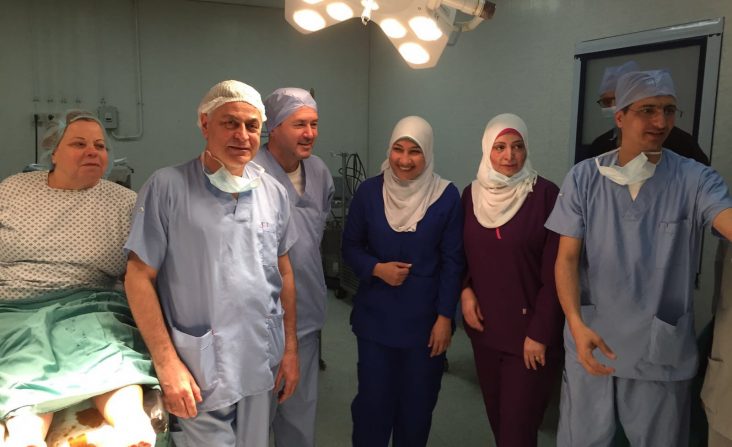 I chirurghi PBS in sala operatoria al Cairo